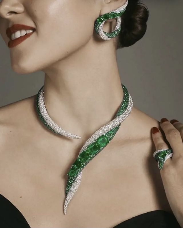 An emerald necklace set in gold